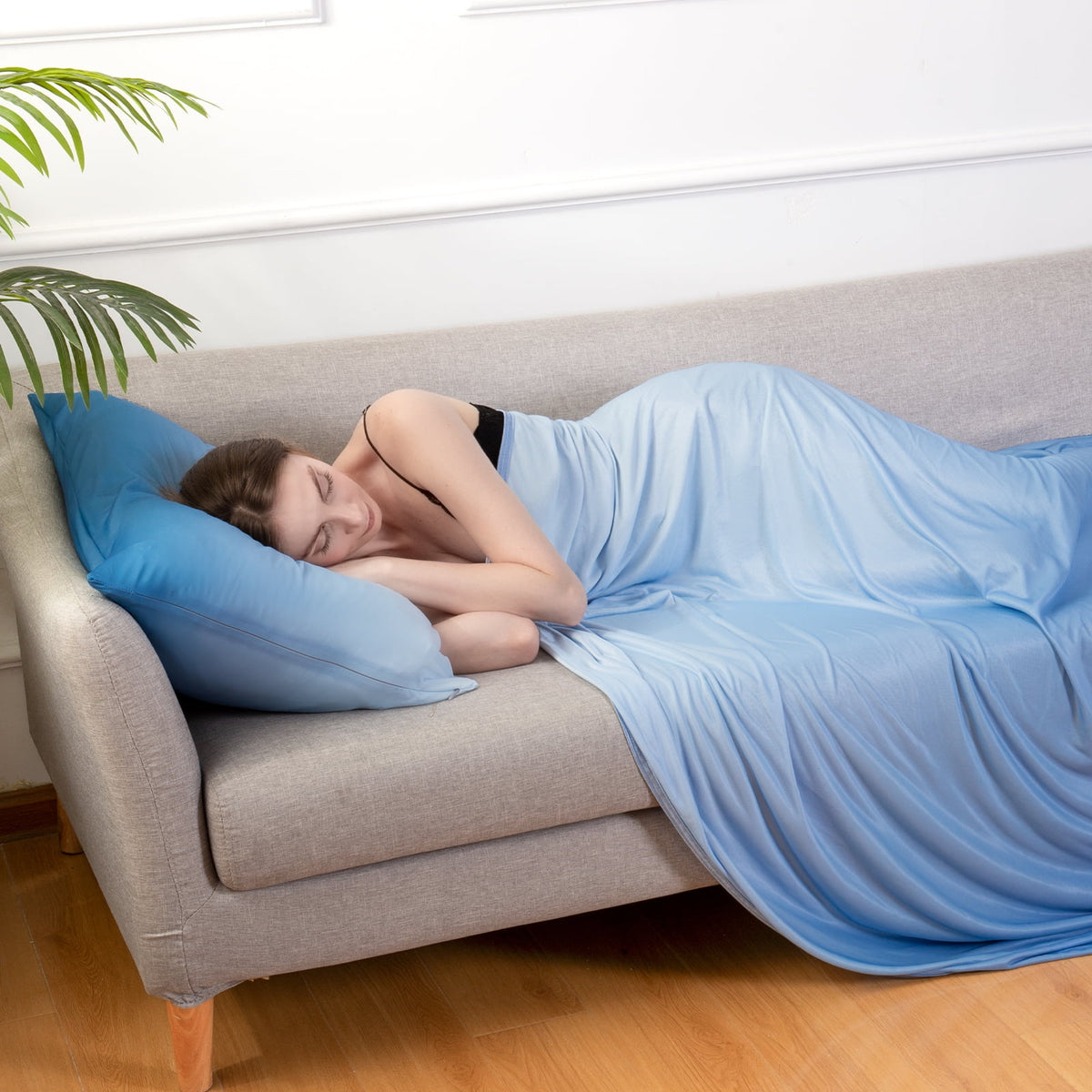 Aship Gradient Cooling Blanket Queen Size, Double-Sided Q-Max>0.5 Arc-Chill Summer Blanket, Breathable Soft Silky Skin-Friendly Cooling Blanket for Hot Sleeper - Blue 79"x87"